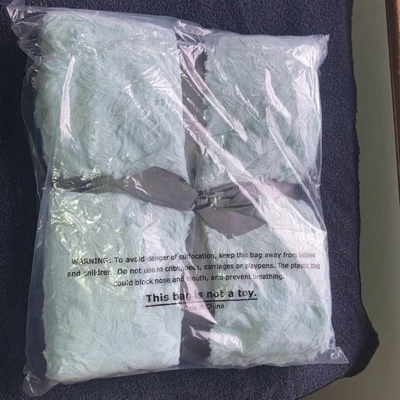 Relisted Madison Park faux fur throw 60 X 70 in - Picture 12 of 13